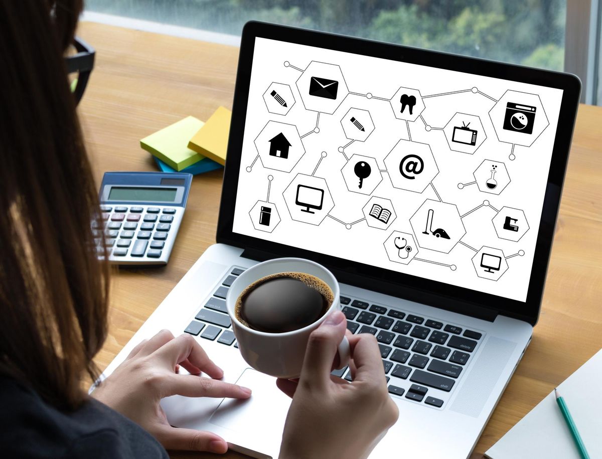 Jak platformy internetowe wzmacniają solidarność narodową i wspierają lokalne inicjatywy społeczne